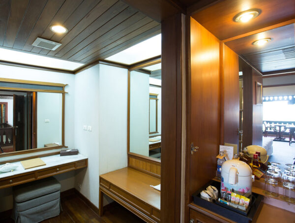 Golden Triangle Resort badeværelse interiør med moderne håndvask og spejl