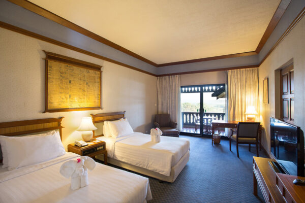 Luksuriøst Imperial resort hotelværelse med senge og TV