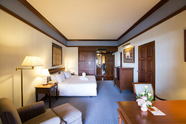 Hotelværelse på Imperial Resort med en komfortabel, moderne seng og funktionelt skrivebordsområde. Ideelt til afslapning og arbejdskomfort.