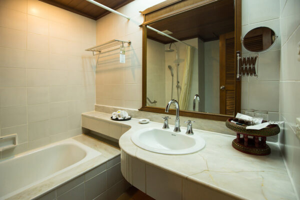 Kejserlig stil badeværelse interiør med vask og spejl