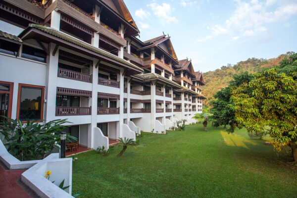 Luksuriøst resort med balkoner der vender ud mod grønt område