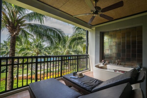 Balkon jacuzzi med udsigt over palmer på KC Grande Resort