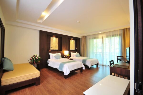 KC Grande Resort hotelværelse med senge og trægulv