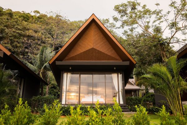 Lille bungalow med trætag i grøn jungle - fredeligt tilflugtssted svarende til KC Grande Resort spa - ideel, rolig flugt i naturen