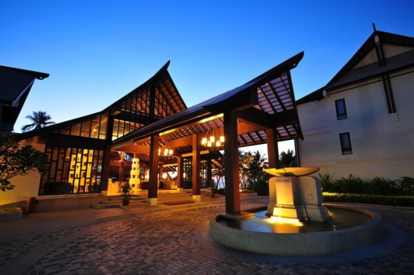 Indgang til KC Grande Resort ved solnedgang, spafaciliteter tilgængelige