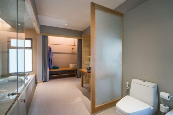 Billed af badeværelse med brusebad og toilet på KC Grande Resort