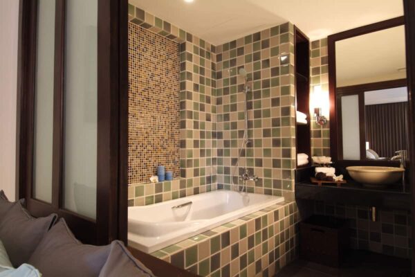 Grønne fliser på badeværelset og et badekar på KC Grande Resort