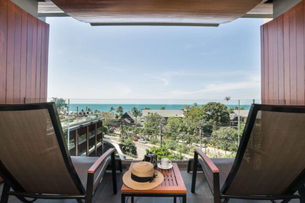 Resort balkon med til lounge stole og udsigt over havet