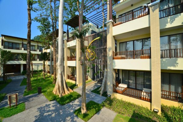 Et luft et Kacha Resort med grønne træer og rummelige balkoner