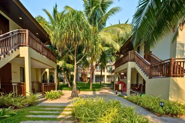 Kacha Resort: Elegante bygning med spa og resort faciliteter. Ideel til afslappende ferie eller wellnessophold.