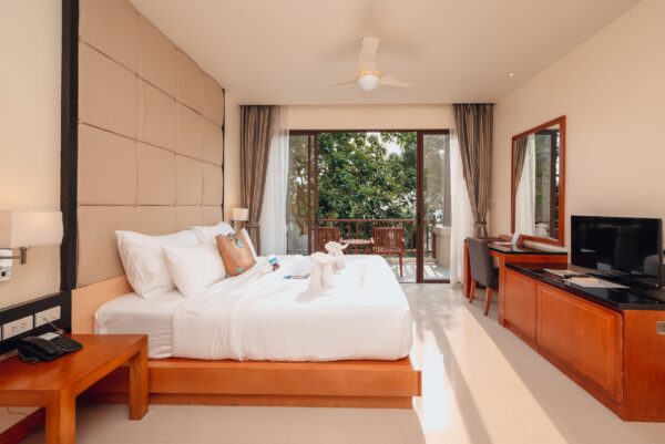Balkonværelse på Kacha Resort: Rummelig indkvartering med en komfortabel seng, moderne tv og privat balkon med udsigt. Ideel til afslappende