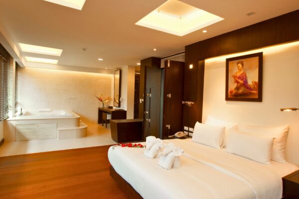 Resort værelse med stor dobbeltseng og afslappende badekar