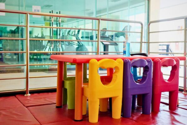 Farverigt bord og stole i et rum med glasdør, spa-lignende stemningsindretningsideer