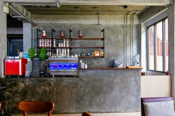 Kacha Resort & Spa, en afslappende kaffebar med slank betondisk og komfortable stole. Perfekt sted til at nyde din yndlings kaffebryg, mens