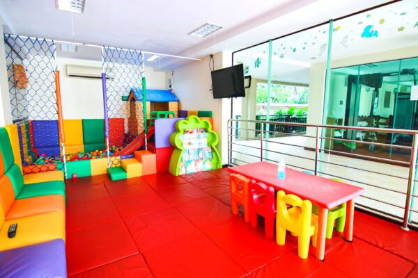 Børnevenligt legeområde med bord og stole på Kacha Resort