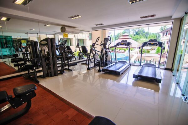 Kacha Resort fitnessrum med løbebånd og naturligt lys fra store vinduer