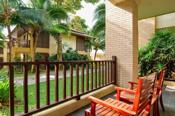 Kacha Resort balkon med til træstole og en palmetræ