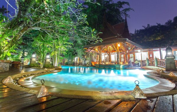 Stille og roligt resort med pool omgivet af frodige træer, Kamala Beach Resort, ideelt til solnedgangsudsigt