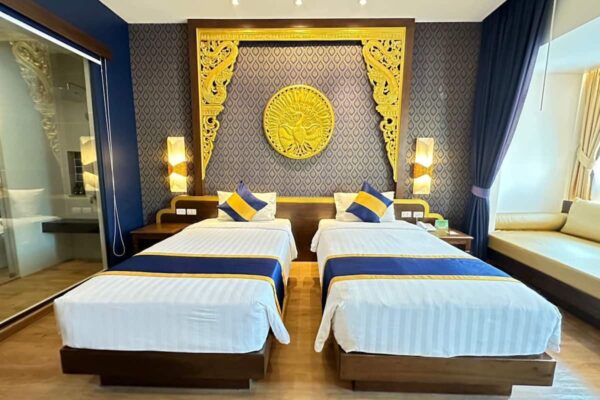 Dobbeltværelse på feriested med blå og gul indretning