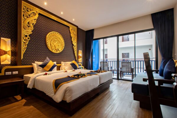 Stort soveværelse med balkon og adgang til spa på Kata Palm Resort