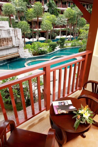 Kata Palm Resort balkon udsigt over swimmingpool