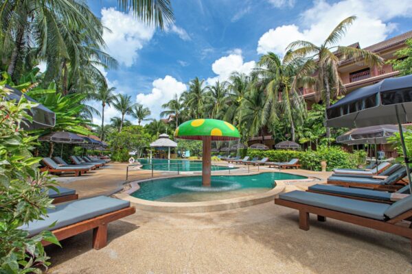 Poolområde med liggestole og parasoller på Kata Palm Resort