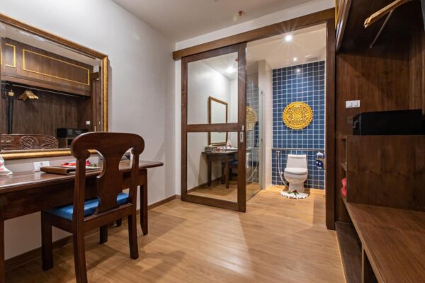 Spa badeværelse med toilet og spejl i Kata Palm Resort - Serene omgivelser for afslapning og velvære
