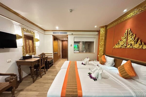 Hotelværelse på Kata Palm Resort med senge og fjernsyn