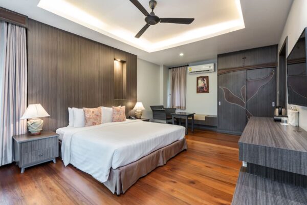Nyd en afslappende ferie på Koh Chang Paradise Resort med rummelige soveværelser med trægulve og loftsvifte. Ideel til hvile efter en lang