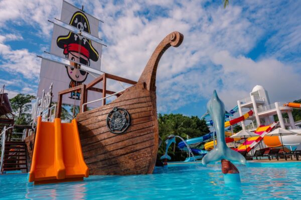 Koh Chang Pirate Ship Water Park - Familievenligt resort med rutsjebaner, swimmingpools og et piratskib i en tropisk atmosfære. Ideel til
