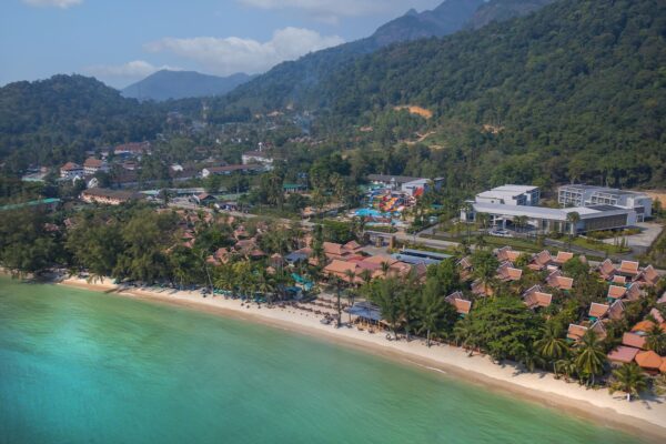 Luft Paradise Resort i Phuket, Thailand midt i tropisk landskab med udsigt over stranden, palmer, swimmingpool og lokale attraktioner i