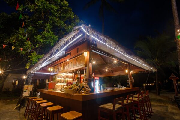 Paradise Resort & Spa, Koh Chang - At vores resort kan du slappe af i baren med komfortable siddepladser. Oplev den beroligende atmosfære