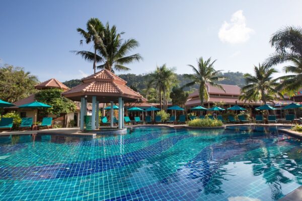 Swimmingpool på Paradise Resort Koh Chang med liggestole og parasoller