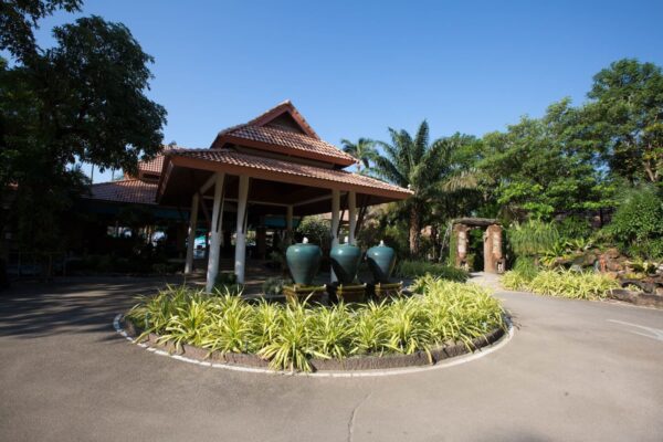 Indgangen til Paradise Resort på Koh Chang, Thailand. En ø-idyl med luksusresorts og naturskønne omgivelser.