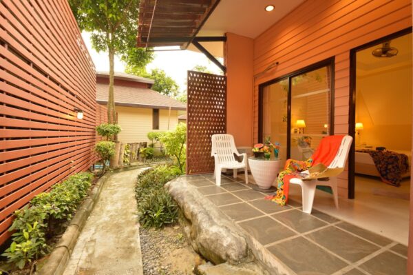 Lille hus med terrasse og stole på Koh Hai Fantasy Resort