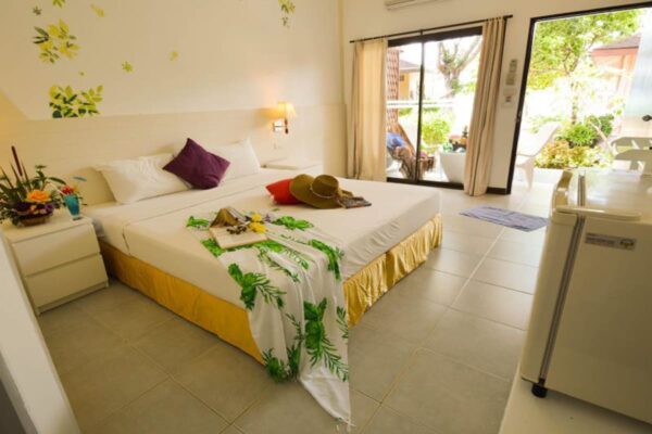Bo på det maleriske Koh Hai Fantasy Resort i Thailand. Med komfortable senge og smukt indrettede værelser, tilbyder dette resort en