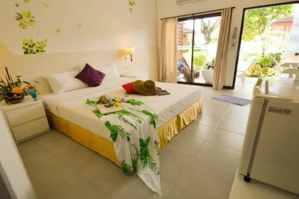 Bo på det maleriske Koh Hai Fantasy Resort i Thailand. Med komfortable senge og smukt indrettede værelser, tilbyder dette resort en