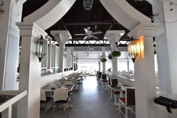 Koh Hai restaurant med hvidt loft