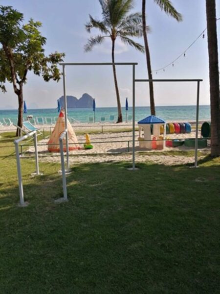 Græsklædt legeplads nær Koh Hai Fantasy Resort, rolig strandbeliggenhed perfekt til familier med børn.
