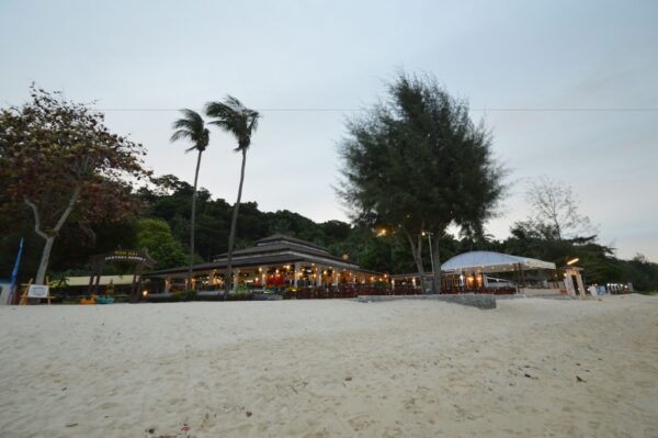 Restaurant på stranden ved skumring på Koh Hai Fantasy Resort