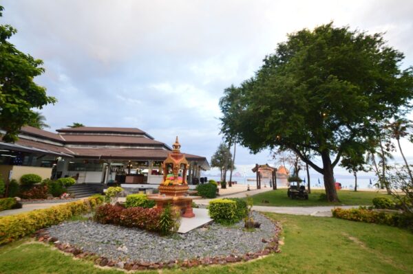 Resort ved stranden med statue ved indgangen på øen Koh Hai.