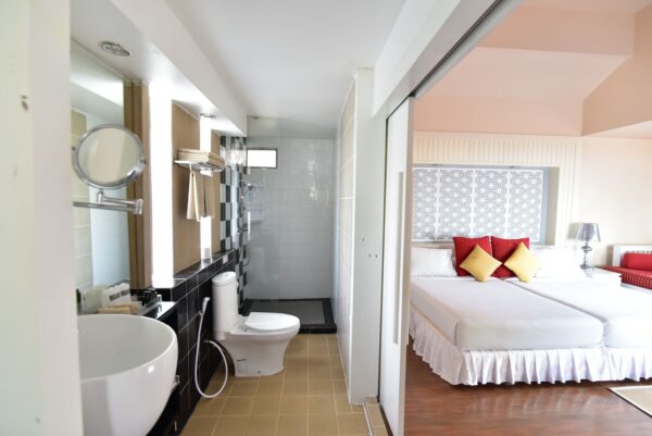 Hotelværelse på Fantasy Resort i Koh Hai med seng, toilet og håndvask