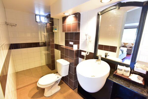 Koh Hai Fantasy Resort badeværelse med toilet, vask og bruser