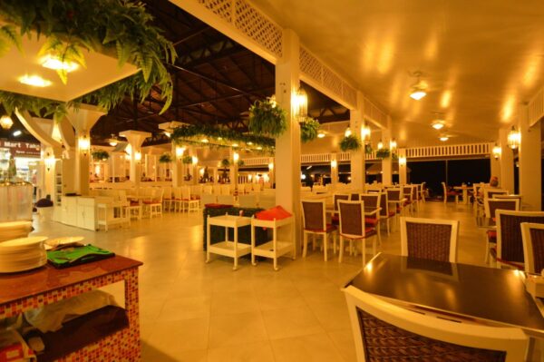 Restaurant på Koh Hai Fantasy Resort med hvide borde og stole