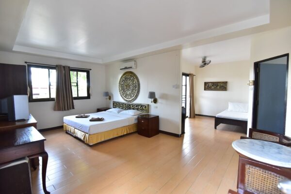 Dobbeltværelse med trægulv og komfortabel seng på Koh Hai Fantasy Resort
