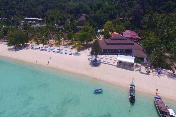 Overhead Koh Hai Fantasy Resort på stranden. Dette tropiske feriested er omgivet af frodig vegetation og har strandet med fint, hvidt sand