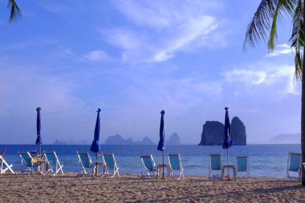 Tropical beach resort på Koh Hai med sand, strandstole og parasoller