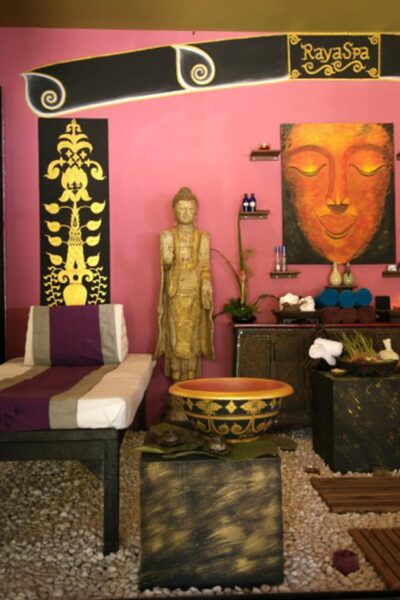 Koh Hai Fantasy Resort værelse med Buddha statue og seng