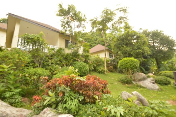 Koh Hai Fantasy Resort i frodigt grønt landskab med klipper