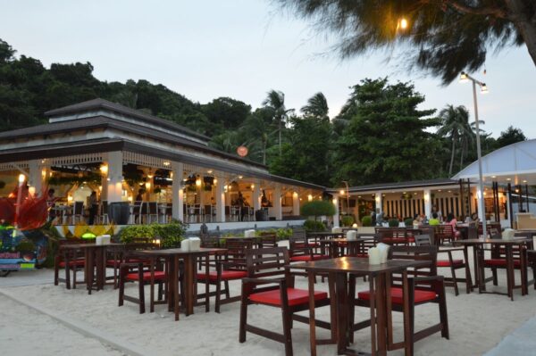Koh Hai Fantasy Resort: Strandrestaurant med borde og stole i sandet. Nyd din middag i maleriske kystomgivelser.